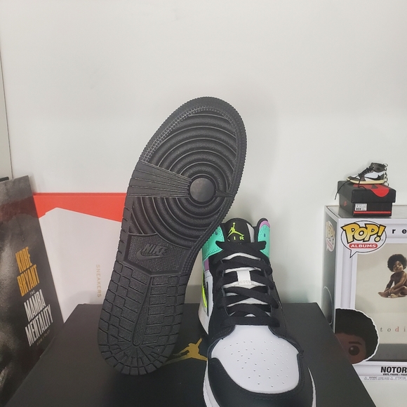 Jordan 1 Mid Pastel - Picture 2 of 3